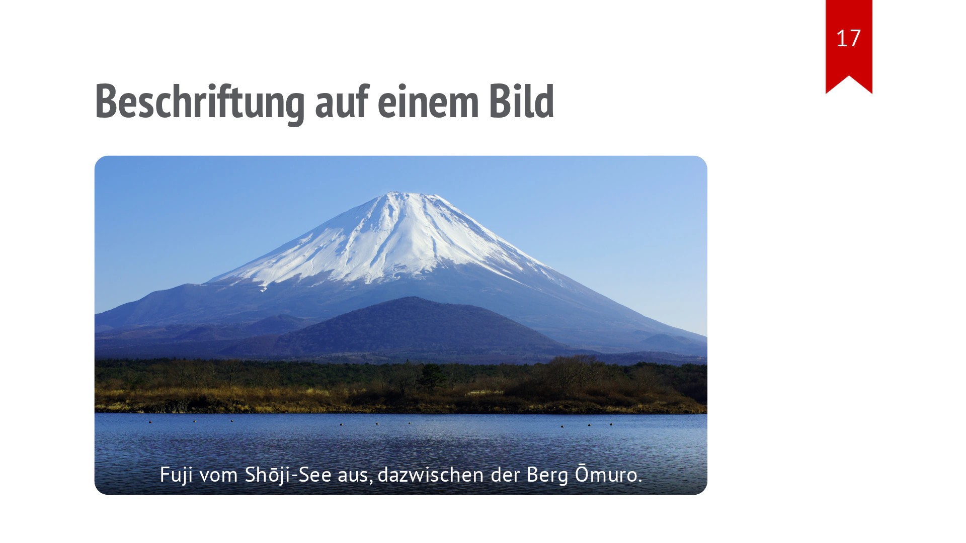 Eine halbtransparente Beschriftung liegt direkt auf dem unteren Rand des Fuji-Fotos.