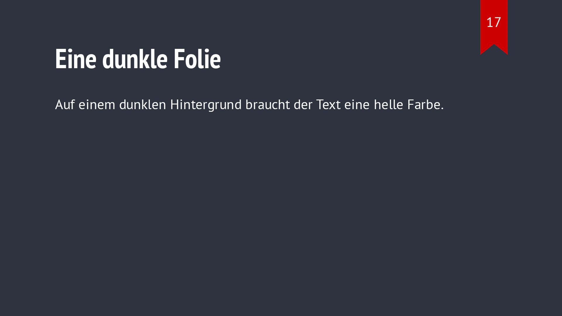 Eine Folie mit dunkelblauem Hintergrund ver­wen­det weiße und hellblaue Schrift.